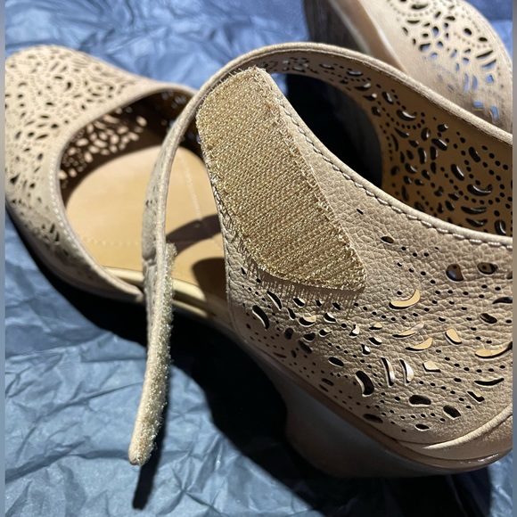 Easy Spirit Heels - Picture 5 of 6